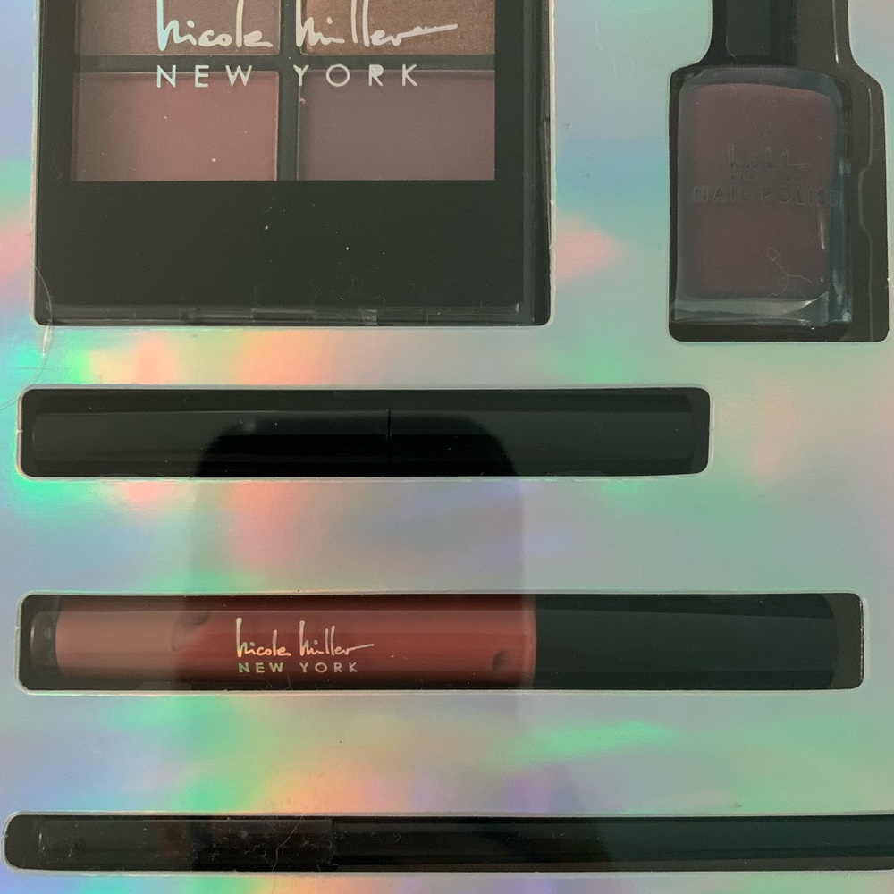 Nicole Miller Ultimate Cosmetic Collection - Picture 7 of 10